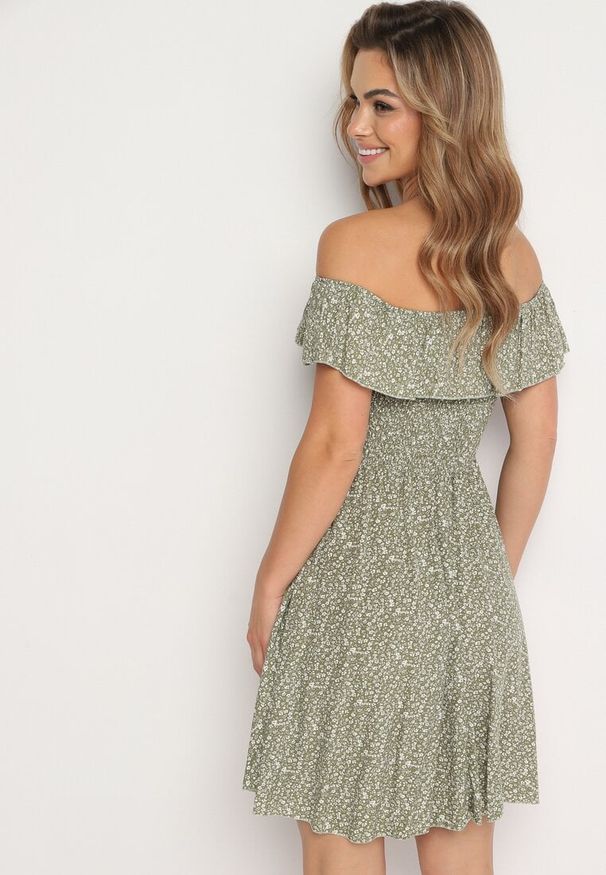 Born2be - Ciemnozielona Bawełniana Sukienka z Hiszpańskim Dekoltem i Marszczoną Górą w Kwiaty Samorea. Okazja: na co dzień. Kolor: zielony. Materiał: bawełna. Wzór: kwiaty. Styl: elegancki, casual