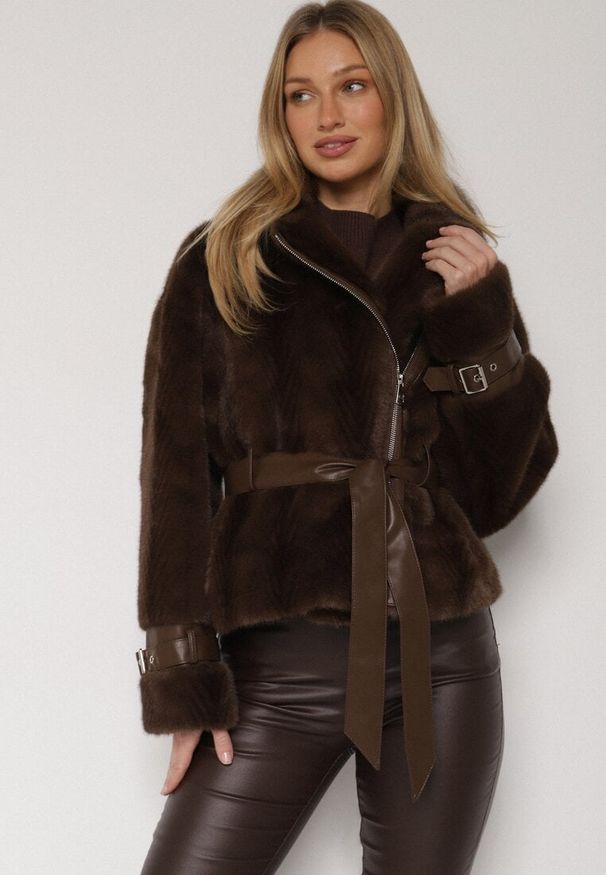 Born2be - Brązowa Futrzana Kurtka z Paskiem z Imitacji Skóry i Ozdobnymi Sprzączkami Oryss. Okazja: na co dzień. Kolor: brązowy. Materiał: futro, skóra. Styl: casual