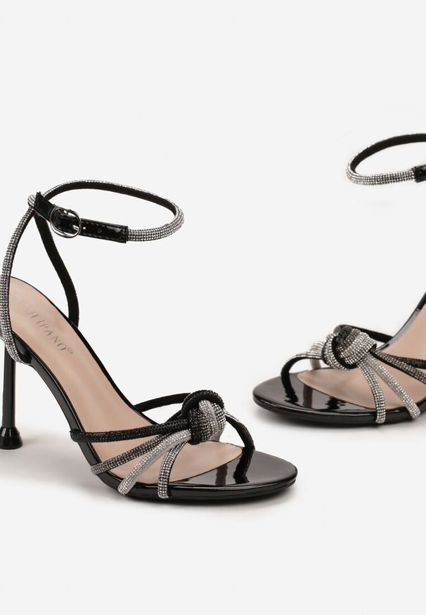 Born2be - Czarne Lakierowane Sandały Vices na Szpilce z Biżuteryjnymi Cienkimi Paskami Thalanila. Okazja: na wesele, na ślub cywilny. Zapięcie: pasek. Kolor: czarny. Materiał: lakier. Wzór: aplikacja. Obcas: na szpilce. Styl: elegancki, wizytowy. Wysokość obcasa: średni