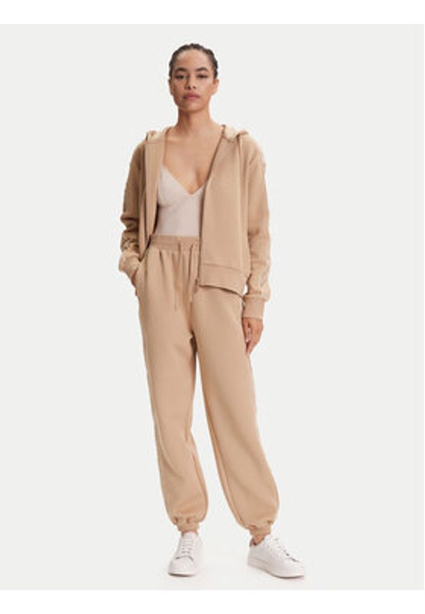 Guess Spodnie dresowe V5YB02 KB3P2 Beżowy Regular Fit. Kolor: beżowy. Materiał: bawełna