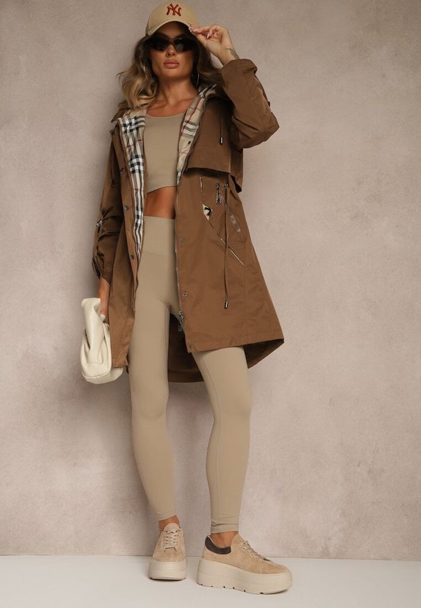 Renee - Brązowa Kurtka Parka z Kapturem Podpinanymi Rękawami i Printem w Kratę Hallela. Typ kołnierza: kaptur. Kolor: brązowy. Materiał: jeans. Długość: do kolan. Wzór: nadruk. Sezon: jesień