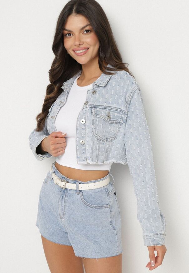 Born2be - Jasnoniebieska Kurtka Jeansowa o Krótkim Kroju Zdobiona Przetarciami Zaritia. Okazja: na co dzień. Kolor: niebieski. Materiał: jeans. Długość rękawa: długi rękaw. Długość: krótkie. Wzór: aplikacja. Styl: elegancki, klasyczny, casual