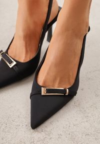 Renee - Czarne Sandały Slingback na Klepsydrowym Obcasie Zdobione Klamerką Skodrifa. Kolor: czarny. Wzór: aplikacja. Obcas: na obcasie. Styl: elegancki. Wysokość obcasa: średni #6