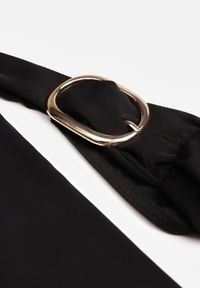 Renee - Czarny Koktajlowy Kombinezon Asymetryczny o Kroju na Jedno Ramię z Klamrą Hurinex. Kolor: czarny. Materiał: materiał. Długość rękawa: na ramiączkach. Styl: wizytowy #3