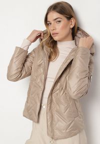 Born2be - Ciemnobeżowa Pikowana Kurtka z Kapturem Ozdobiona Naszywką Rilumia. Okazja: na co dzień. Typ kołnierza: kaptur. Kolor: beżowy. Materiał: jeans. Wzór: aplikacja. Styl: casual #5