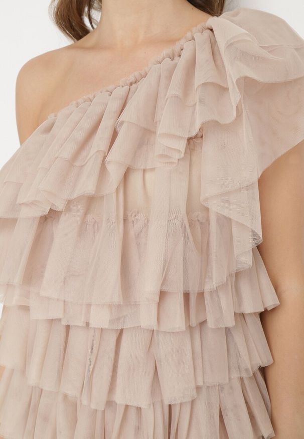 Born2be - Jasnobeżowa Sukienka Mini na Jedno Ramię Asymetryczna z Falbankami Nomenta. Typ kołnierza: kołnierz z falbankami. Kolor: beżowy. Typ sukienki: asymetryczne. Długość: mini