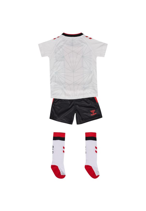 Zestaw Domicile SOU dla niemowląt Hummel 2022/23. Kolor: wielokolorowy, biały, czerwony. Materiał: dresówka. Sport: piłka nożna