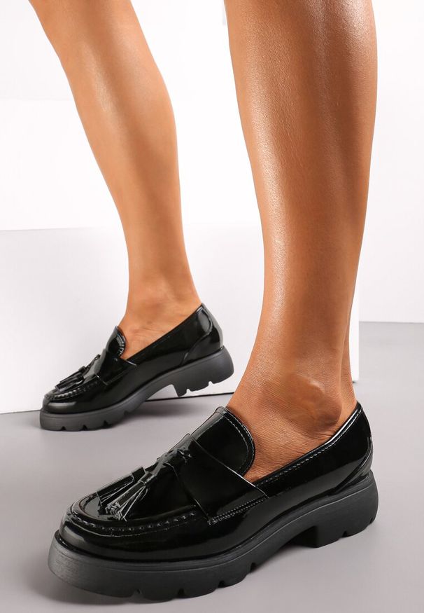 Renee - Czarne Lakierowane Mokasyny z Chwostami Kioda. Kolor: czarny. Materiał: lakier