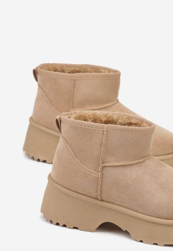 Renee - Ciemnobeżowe Śniegowce z Imitacji Zamszu o Wsuwanym Fasonie na Platformie Reilessa. Kolor: beżowy. Materiał: zamsz. Obcas: na platformie. Styl: klasyczny