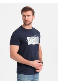 Ombre Clothing - Męski t-shirt bawełniany z logotypem - granatowy V3 OM-TSPT-0139 - XXL. Okazja: na co dzień. Kolor: niebieski. Materiał: bawełna. Wzór: nadruk. Styl: klasyczny, casual, elegancki #4