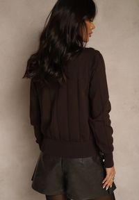 Renee - Brązowy Sweter z Wiskozą z Ozdobnymi Guzikami i Kokardą w Stylu Retro Miaraine. Okazja: na spotkanie biznesowe. Typ kołnierza: kokarda. Kolor: brązowy. Materiał: wiskoza. Styl: retro #3