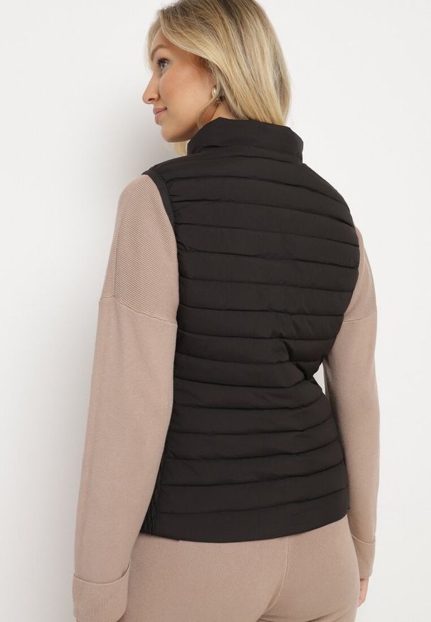 Born2be - Czarna Pikowana Kamizelka ze Stójką i Zasuwanymi Kieszeniami Lorenith. Typ kołnierza: kołnierzyk stójkowy. Kolor: czarny. Materiał: jeans. Styl: elegancki