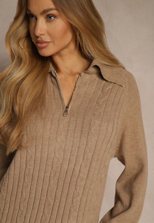 Renee - Beżowa Sweterkowa Sukienka z Bawełną i Wełną Ozdobiona Suwakiem Reinda. Okazja: na co dzień, na imprezę. Kolor: beżowy. Materiał: wełna, bawełna. Wzór: aplikacja. Typ sukienki: oversize, proste. Styl: casual. Długość: midi