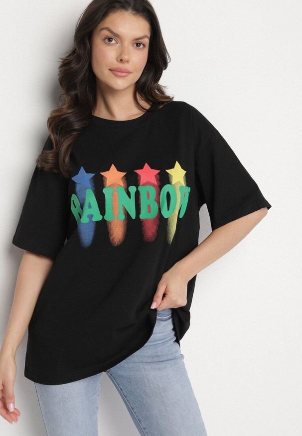 Born2be - Czarny T-shirt Oversize z Kolorowym Napisem i Gwiazdkami Iloviela. Okazja: na co dzień. Kolor: czarny. Materiał: jeans. Wzór: kolorowy, napisy. Styl: sportowy, klasyczny, elegancki, casual