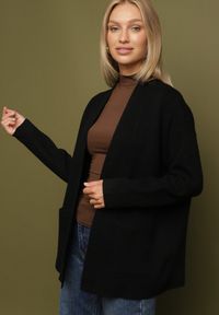 Born2be - Czarny Niezapinany Kardigan z Dodatkiem Kaszmiru z Kieszeniami Zaima. Okazja: na spotkanie biznesowe, do pracy, na randkę, na co dzień. Kolor: czarny. Materiał: kaszmir. Styl: biznesowy, casual, elegancki #5