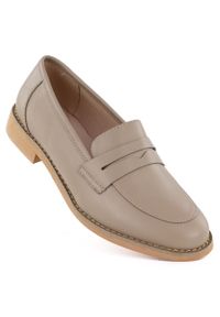 Skórzane półbuty lordsy beżowe Jezzi SFY25128. Kolor: beżowy. Materiał: skóra. Obcas: na obcasie. Wysokość obcasa: średni #1