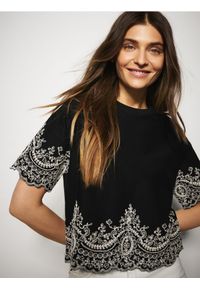 Reserved - T-shirt z ozdobnym haftem - czarny. Kolor: czarny. Materiał: dzianina, bawełna. Wzór: haft