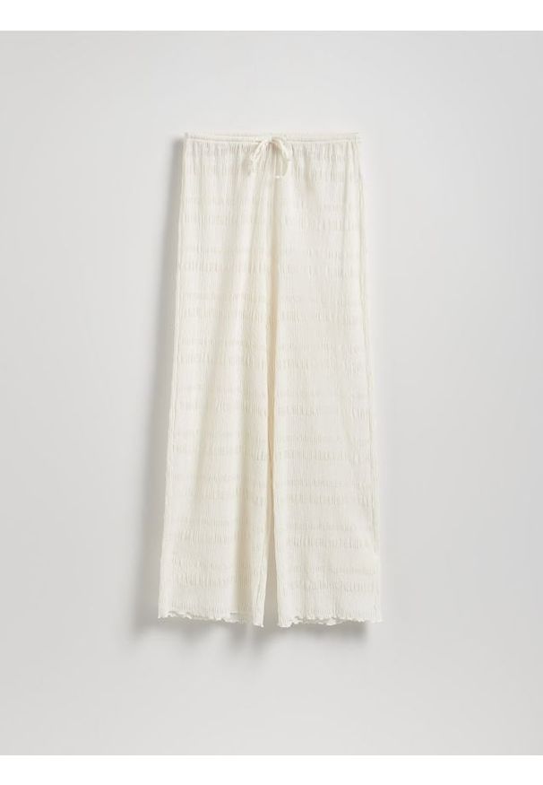 Reserved - Strukturalne spodnie - kremowy. Kolor: kremowy. Materiał: dzianina, bawełna