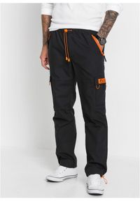 bonprix - Spodnie z kieszeniami cargo, z gumką w talii, o kroju relaxed fit, straight. Kolor: czarny. Styl: sportowy #1