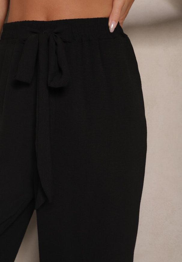 Renee - Czarne Spodnie z Wiskozą o Szerokim Kroju z Wiązanym Paskiem Zileindra. Okazja: na co dzień. Stan: podwyższony. Kolor: czarny. Materiał: wiskoza. Styl: elegancki, casual, klasyczny