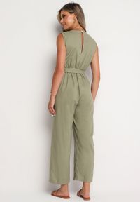 Born2be - Ciemnozielony Kopertowy Kombinezon z Bawełny z Gumką w Talii Szerokimi Nogawkami i Paskiem Hralfrea. Okazja: na co dzień. Kolor: zielony. Materiał: bawełna. Styl: casual, elegancki #2