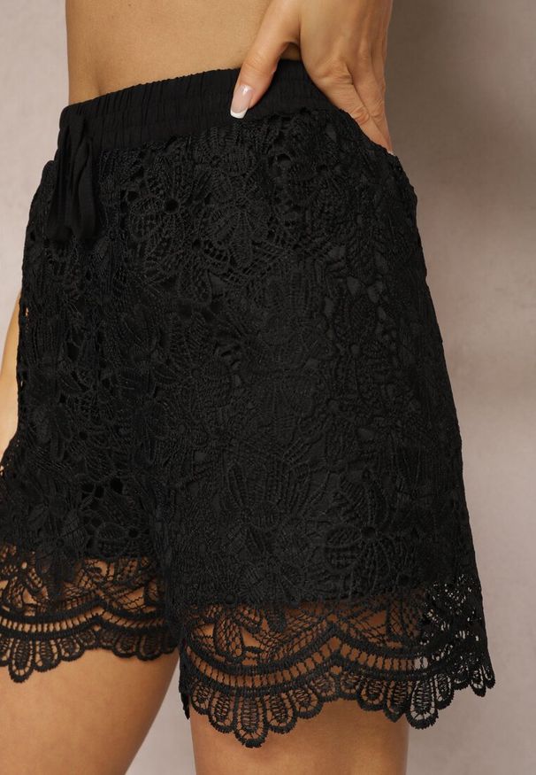 Renee - Czarne Wiskozowe Szorty z Koronki High Waist Wykończone Gumką w Pasie Nellisha. Okazja: na co dzień. Stan: podwyższony. Kolor: czarny. Materiał: koronka, wiskoza. Wzór: koronka. Styl: elegancki, casual