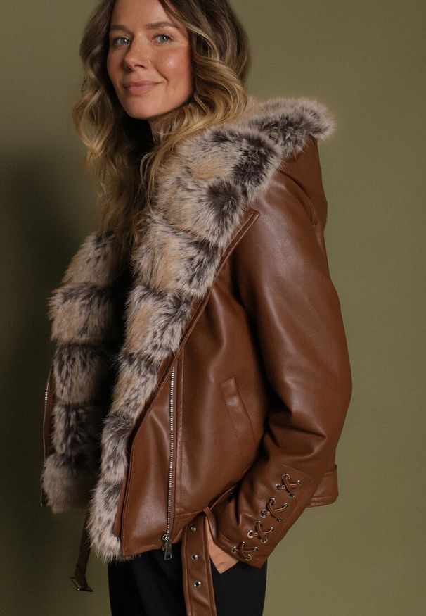 Born2be - Brązowa Kurtka Ramoneska z Odpinanym Kapturem i Futrem Aplonna. Kolor: brązowy. Materiał: futro. Sezon: zima, jesień. Styl: klasyczny