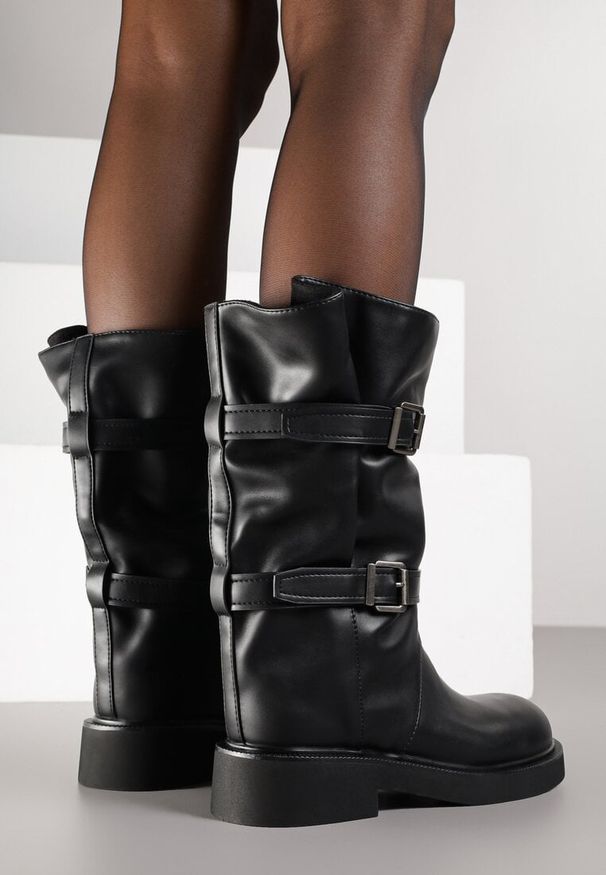 Renee - Czarne Botki Biker Boots z Marszczoną Cholewką i Paskami ze Sprzączkami Sinesa. Okazja: na co dzień, na imprezę. Zapięcie: pasek. Kolor: czarny. Materiał: skóra. Szerokość cholewki: normalna. Styl: casual, elegancki