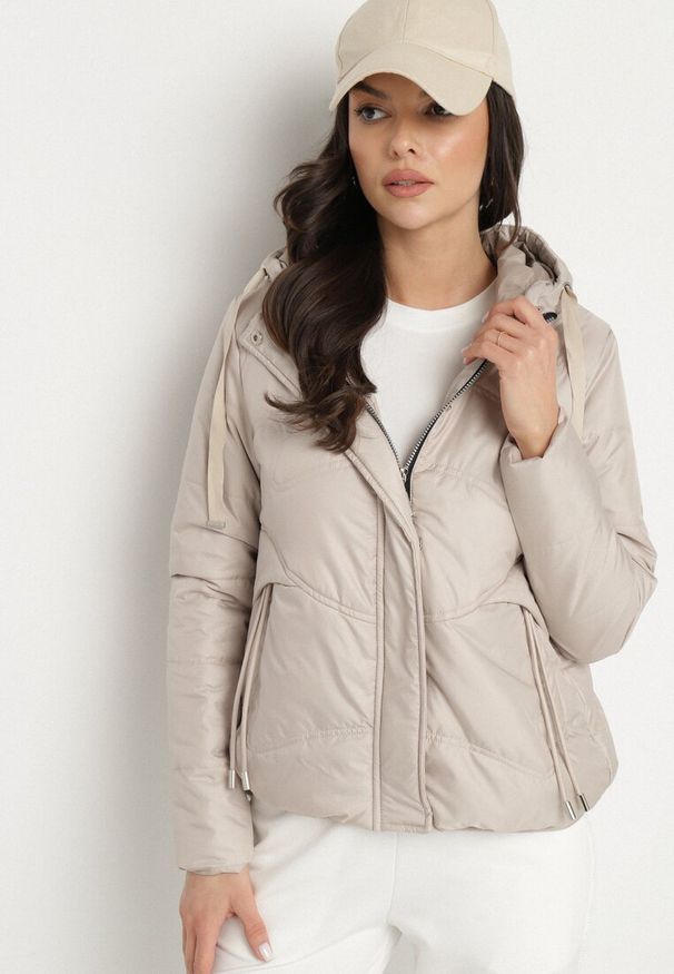 Born2be - Beżowa Casualowa Kurtka z Kapturem i Ozdobnymi Sznurkami Evialinae. Okazja: na co dzień. Typ kołnierza: kaptur. Kolor: beżowy. Materiał: poliester, jeans. Styl: casual