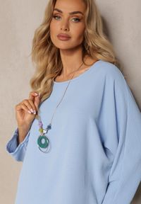 Renee - Jasnoniebieska Bluzka o Fasonie Nietoperza z Naszyjnikiem Kenola. Kolor: niebieski. Styl: elegancki