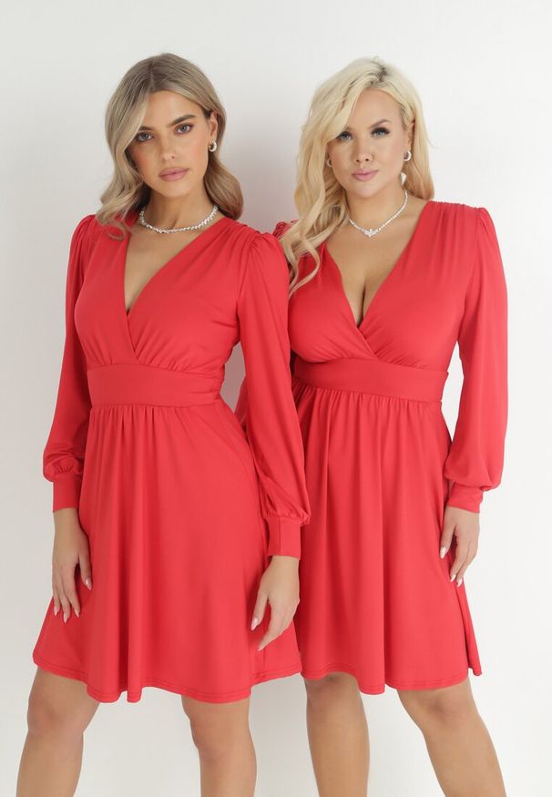 Born2be - Czerwona Sukienka Kopertowa Taliowana Maecenus. Okazja: na co dzień. Typ kołnierza: dekolt w serek. Kolor: czerwony. Materiał: wiskoza. Typ sukienki: kopertowe. Styl: casual, elegancki