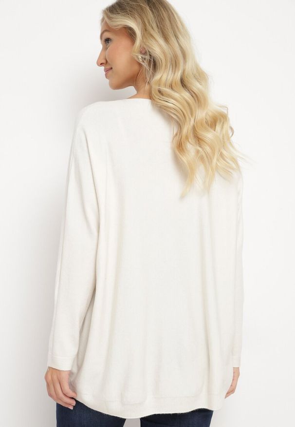 Born2be - Jasnobeżowy Sweter z Wiskozą Ozdobiony Wsuwanymi Kieszonkami i Kokardą Omeza. Okazja: na co dzień. Typ kołnierza: kokarda. Kolor: beżowy. Materiał: wiskoza. Długość rękawa: długi rękaw. Długość: długie. Wzór: aplikacja. Styl: casual, elegancki