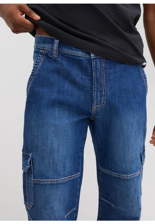 bonprix - Jeansy bojówki 3/4 regular fit z prostymi nogawkami. Kolor: niebieski