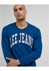 Lee - LEE LS VARSITY TEE MĘSKA KOSZULKA Z DŁUGIM RĘKAWEM LONGSLEEVE LOGO NADRUK ROYAL TEAL LL87FEA68. Długość rękawa: długi rękaw. Długość: długie. Wzór: nadruk #3