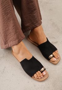 Born2be - Czarne Klapki VICES na Płaskiej Podeszwie z Paskiem na Palec i Aplikacją Oriphite. Okazja: na co dzień. Kolor: czarny. Materiał: jeans, len. Wzór: aplikacja. Obcas: na płaskiej podeszwie. Styl: elegancki, wakacyjny, casual #7