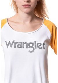 Wrangler - WRANGLER T SHIRT DAMSKI RAGLAN CROP LS TEE WHITE W718CF912. Kolor: biały. Długość rękawa: raglanowy rękaw. Wzór: nadruk