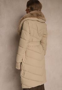 Renee - Beżowa Pikowana Kurtka o Eleganckim Kroju z Futerkiem i Wiązanym Paskiem Galinessa. Kolor: brązowy. Materiał: futro. Sezon: zima. Styl: elegancki #3
