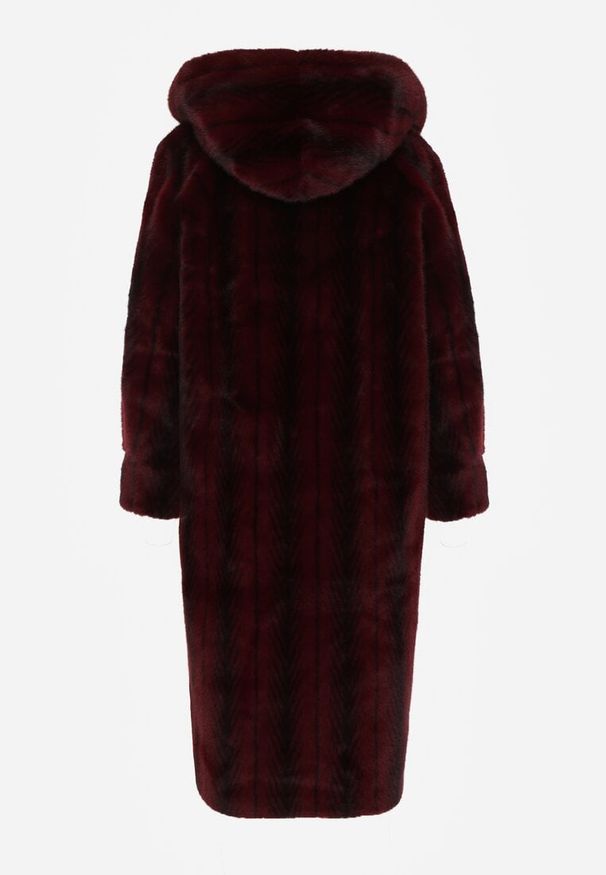 Born2be - Bordowy Płaszcz Futerko w Pionowy Wzór z Kapturem Cahroris. Typ kołnierza: kaptur. Kolor: czerwony. Materiał: futro. Styl: klasyczny, elegancki