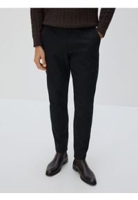 Reserved - Bawełniane spodnie slim fit - czarny. Kolor: czarny. Materiał: bawełna #1