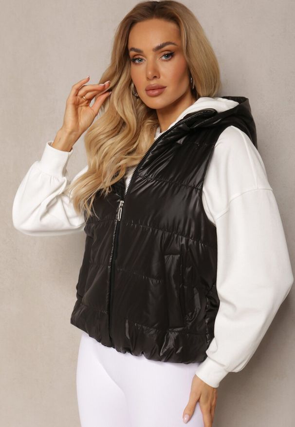 Renee - Czarna Kamizelka z Odpinanym Kapturem i Ozdobnym Pikowaniem Akkendia. Kolor: czarny