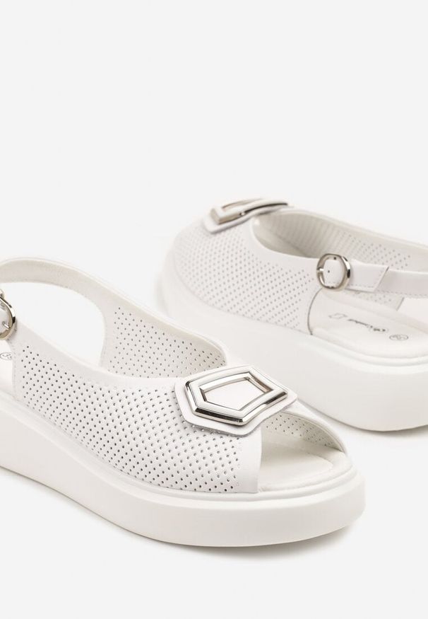 Born2be - Białe Skórzane Sandały Slingback Zdobione Perforacją i Aplikacją Felenira. Okazja: na co dzień. Kolor: biały. Materiał: skóra. Wzór: aplikacja. Obcas: na platformie. Styl: elegancki, casual