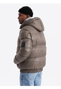 Ombre Clothing - Ciepła męska kurtka puffer ze ściągaczami – ciemnobeżowa V3 - Rozmiar: M. Okazja: na co dzień. Typ kołnierza: kaptur. Kolor: beżowy. Materiał: guma, tkanina, poliester, materiał, syntetyk, nylon. Wzór: aplikacja. Sezon: zima. Styl: casual #2