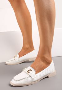 Renee - Białe Półbuty w Stylu Loafersów z Perforacją Drobnymi Cyrkoniami i Klamrą Keryth. Okazja: na co dzień. Nosek buta: okrągły. Zapięcie: klamry. Kolor: biały. Materiał: materiał, bawełna, jedwab, len. Wzór: aplikacja. Obcas: na płaskiej podeszwie. Styl: casual, elegancki #4