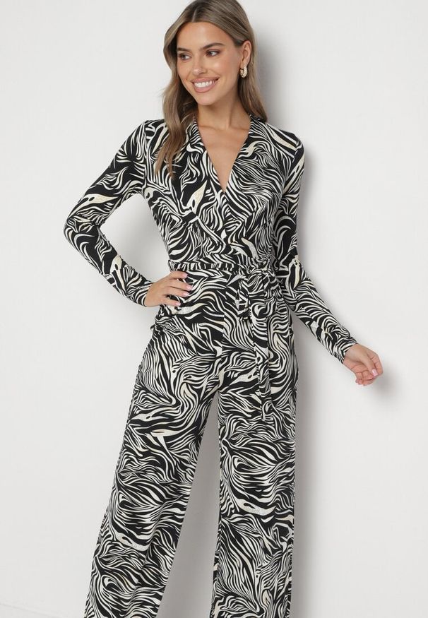 Born2be - Biało-Czarny Kombinezon z Wiązanym Paskiem i Printem w Tygrysie Paseczki Saithia. Kolor: biały. Długość rękawa: długi rękaw. Długość: długie. Wzór: nadruk. Styl: elegancki, wizytowy