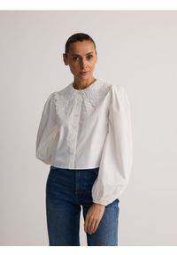 Reserved - Bawełniana koszula z ozdobnym kołnierzem - biały. Kolor: biały. Materiał: bawełna #1