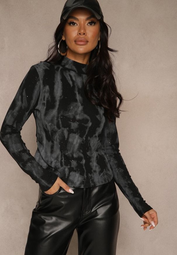 Renee - Czarna Marszczona Bluzka Longsleeve z Półgolfem Ralinda. Typ kołnierza: kołnierzyk stójkowy. Kolor: czarny. Materiał: jeans. Długość rękawa: długi rękaw. Długość: długie. Wzór: aplikacja. Styl: elegancki