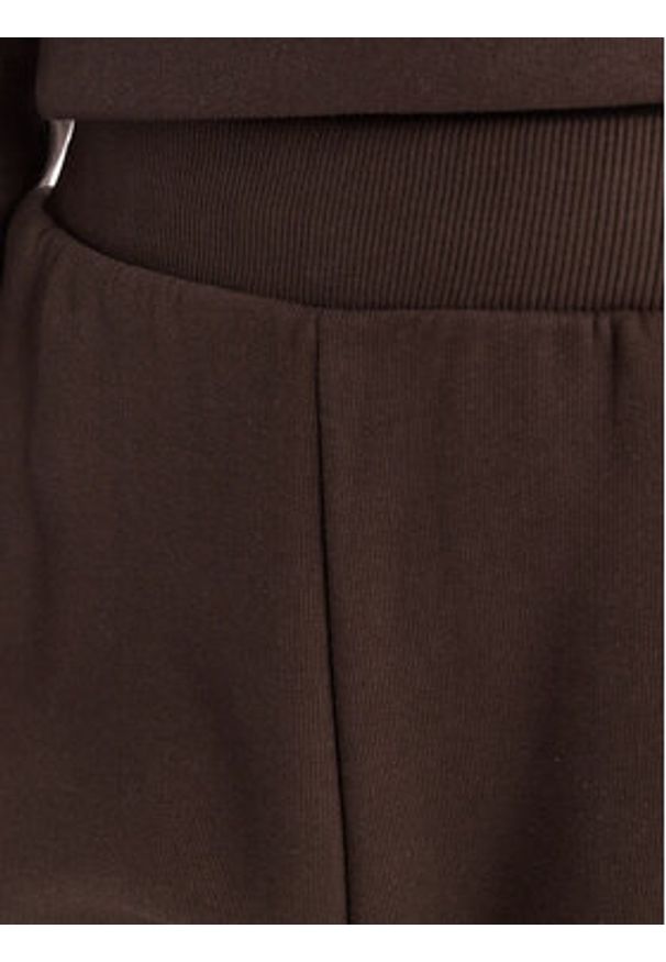 Guess Spodnie dresowe V6RB15 K9V31 Brązowy Regular Fit. Kolor: brązowy. Materiał: bawełna