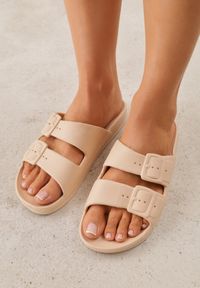 Born2be - Ciemnobeżowe Klapki z Dwoma Paskami i Klamrami Alexie. Okazja: na co dzień. Kolor: beżowy. Materiał: len, jeans. Wzór: paski. Sezon: lato. Styl: wakacyjny, casual, klasyczny #3