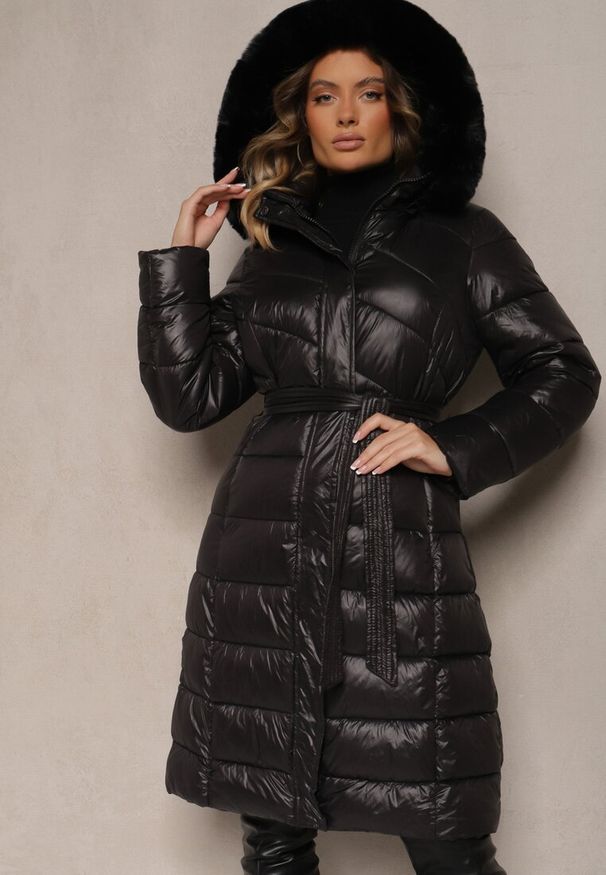 Renee - Czarna Długa Kurtka Pikowana z Odpinanym Kapturem Ozdobionym Futerkiem i Paskiem Iveleti. Okazja: na co dzień. Kolor: czarny. Materiał: futro. Długość: długie. Wzór: aplikacja. Styl: elegancki, casual