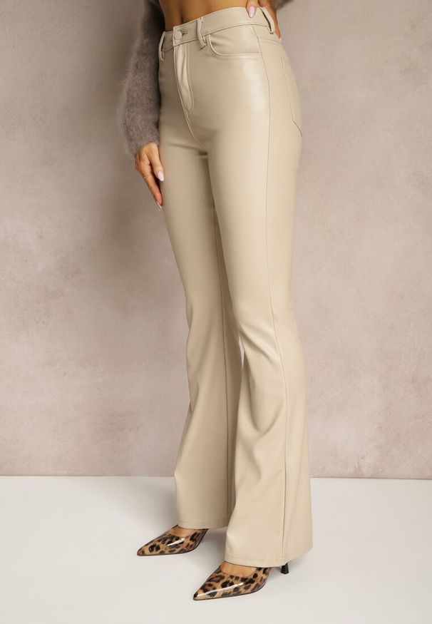 Renee - Jasnobeżowe Spodnie Dzwony z Ekoskóry Jorellia. Kolor: beżowy. Materiał: skóra. Długość: długie. Styl: elegancki